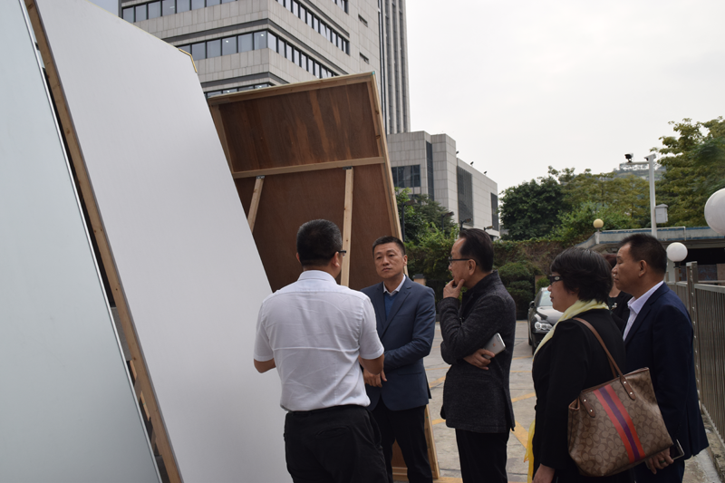 金會長及企業家們在了解眾惠裝飾板